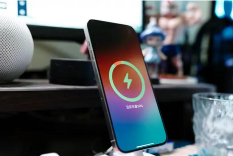 马边苹果15换屏服务分享用什么充电器给iPhone15充电更好 